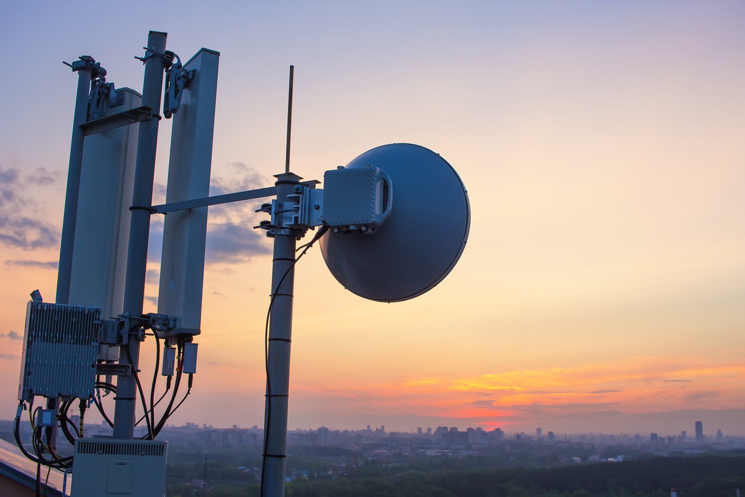 Satellitenschüssel bei Abendrot in der Stadt