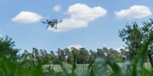 Drohne über Feld, Smartfarming