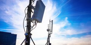 5G Sendemastanlage vor Himmel