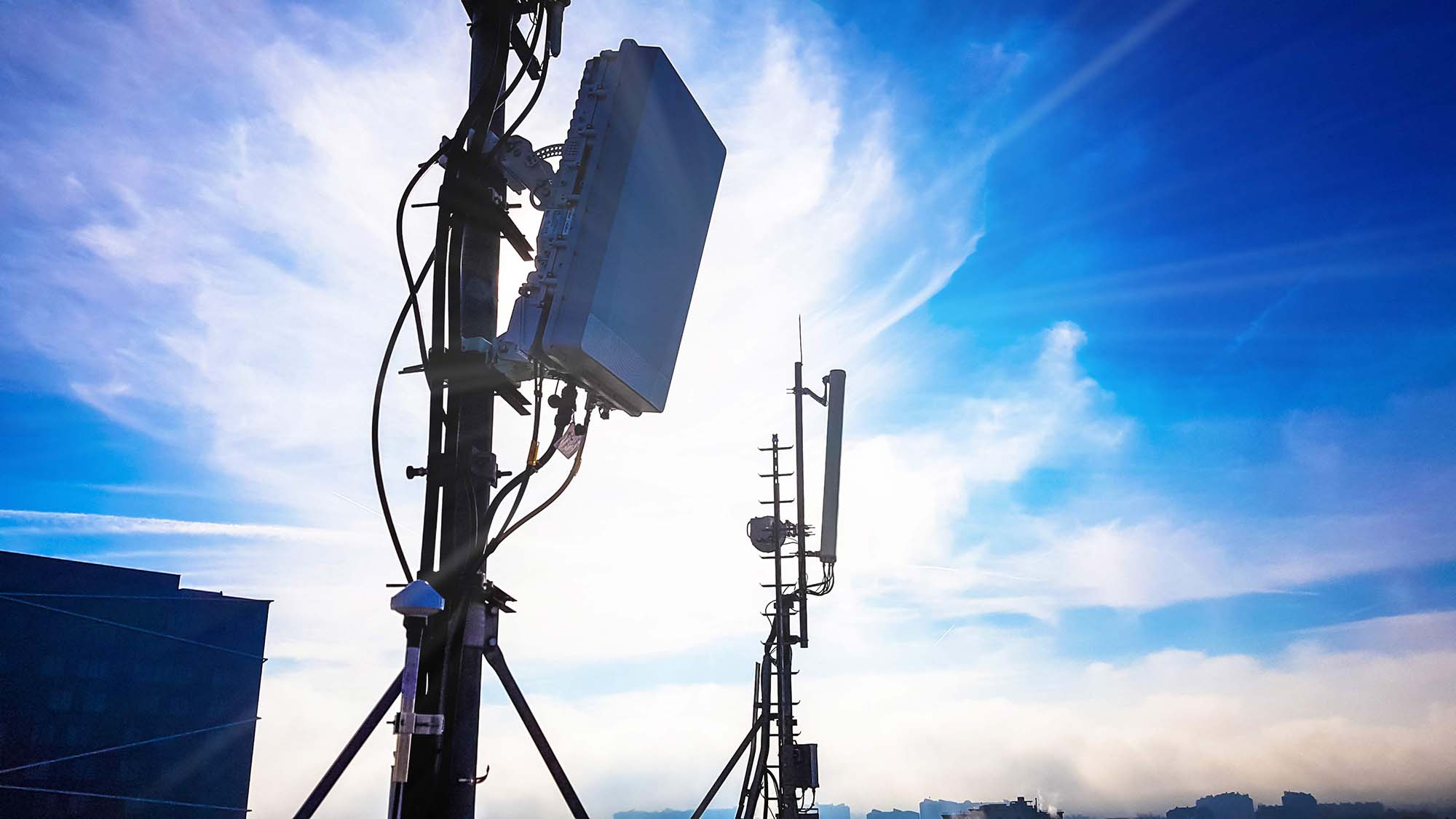 5G Sendemastanlage vor Himmel