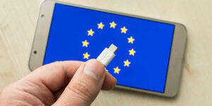 Smartphone mit EU-Flagge und USB-C Stecker