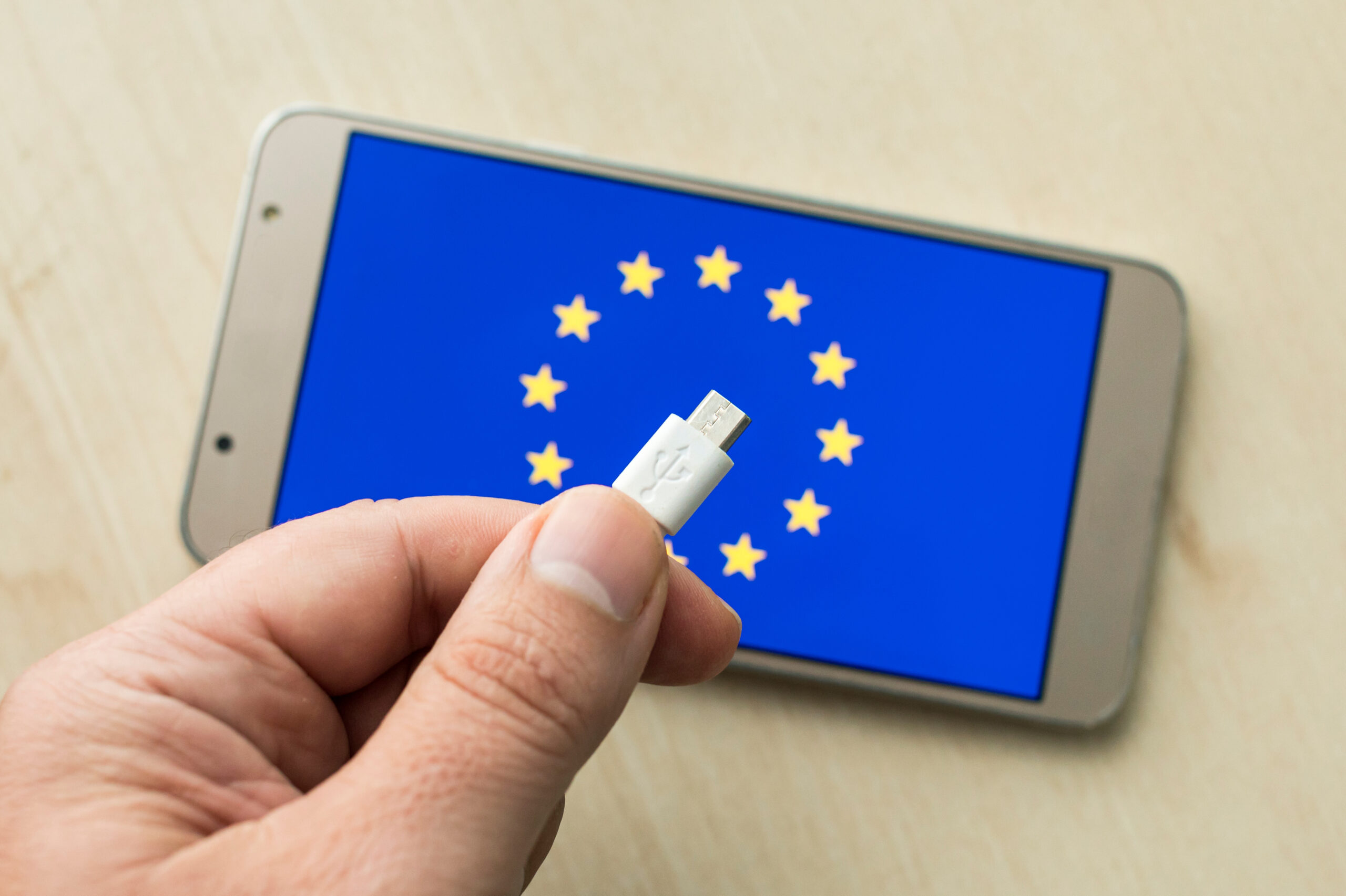 Smartphone mit EU-Flagge und USB-C Stecker