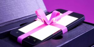 Smartphone mit Schleife als Geschenk