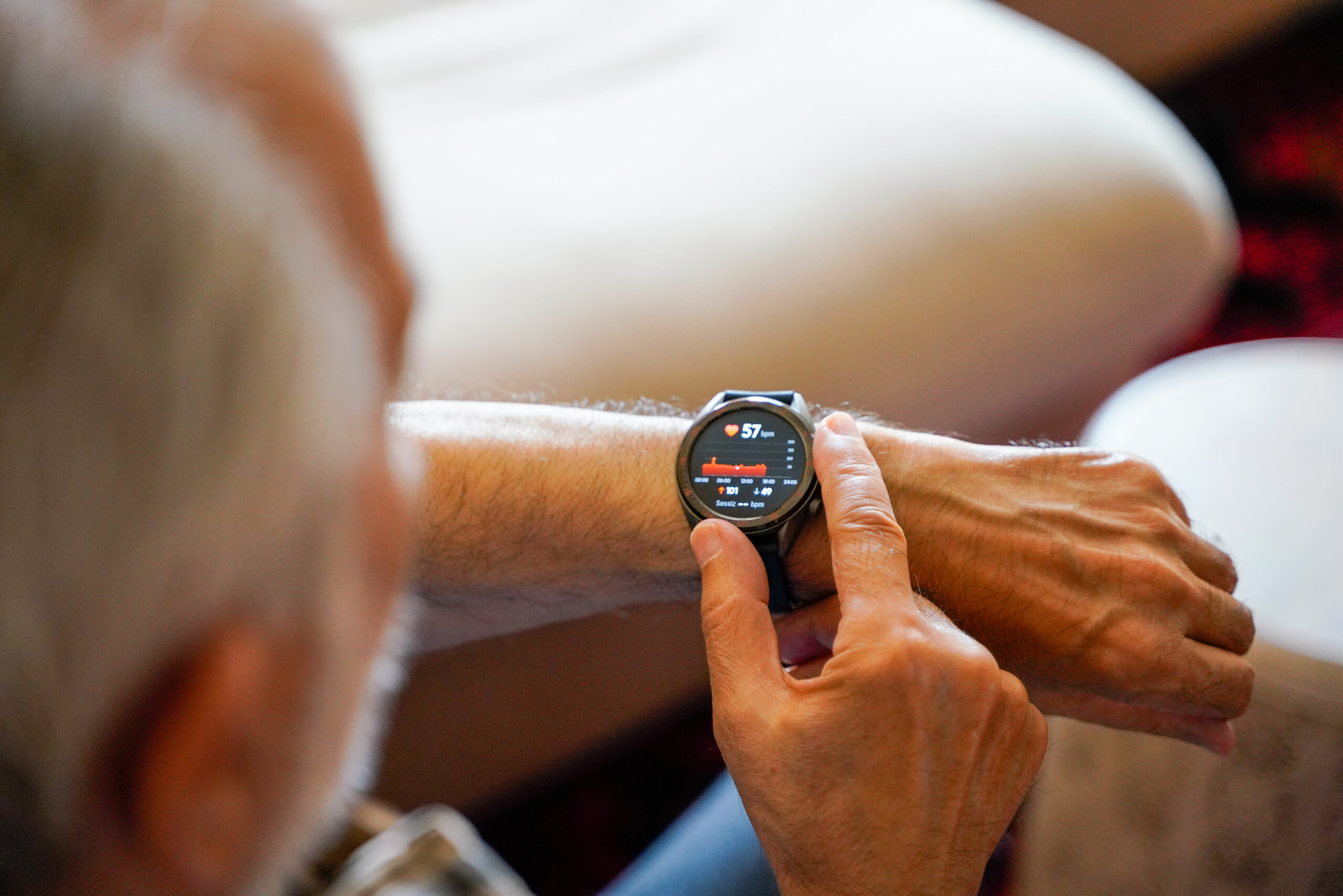 Älterer Mann mit Smartwatch