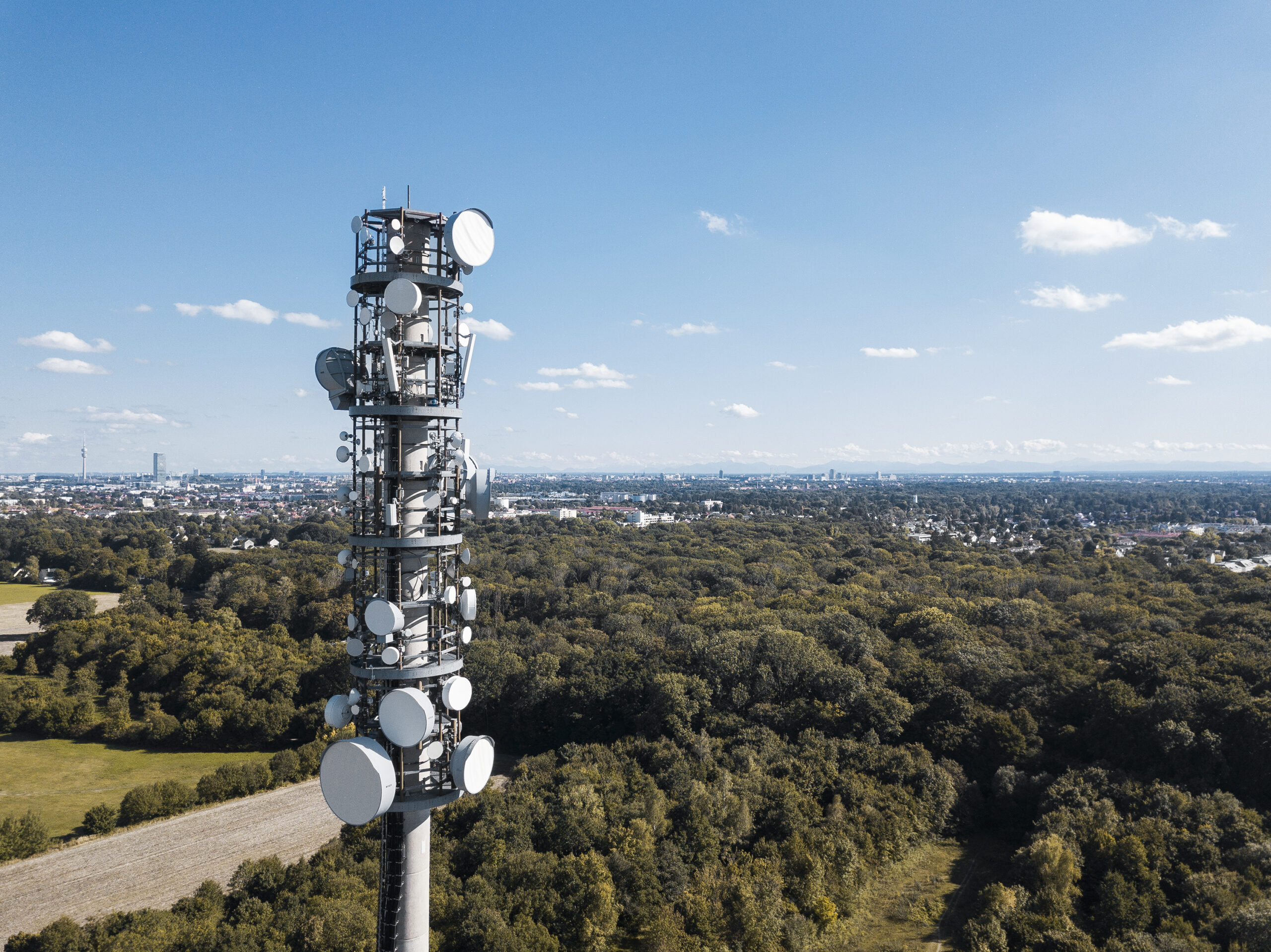 Mobilfunkmast an einem See