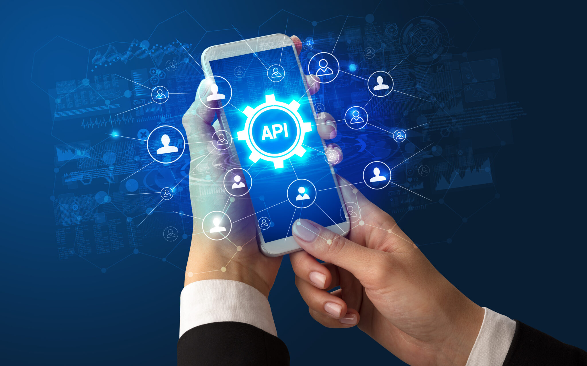 Smartphone mit API-Symbol, umgeben von Personensymbolen, die digitale Vernetzung und Datenaustausch in der Technologie visualisieren.