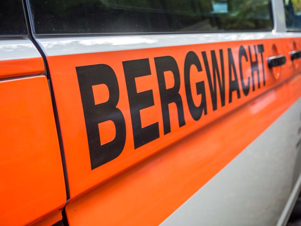 Rettungsfahrzeug einer Bergwacht mit Schriftzug