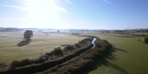 Natur im Panorama mit einem Fluss der sich durch die Landschaft zieht