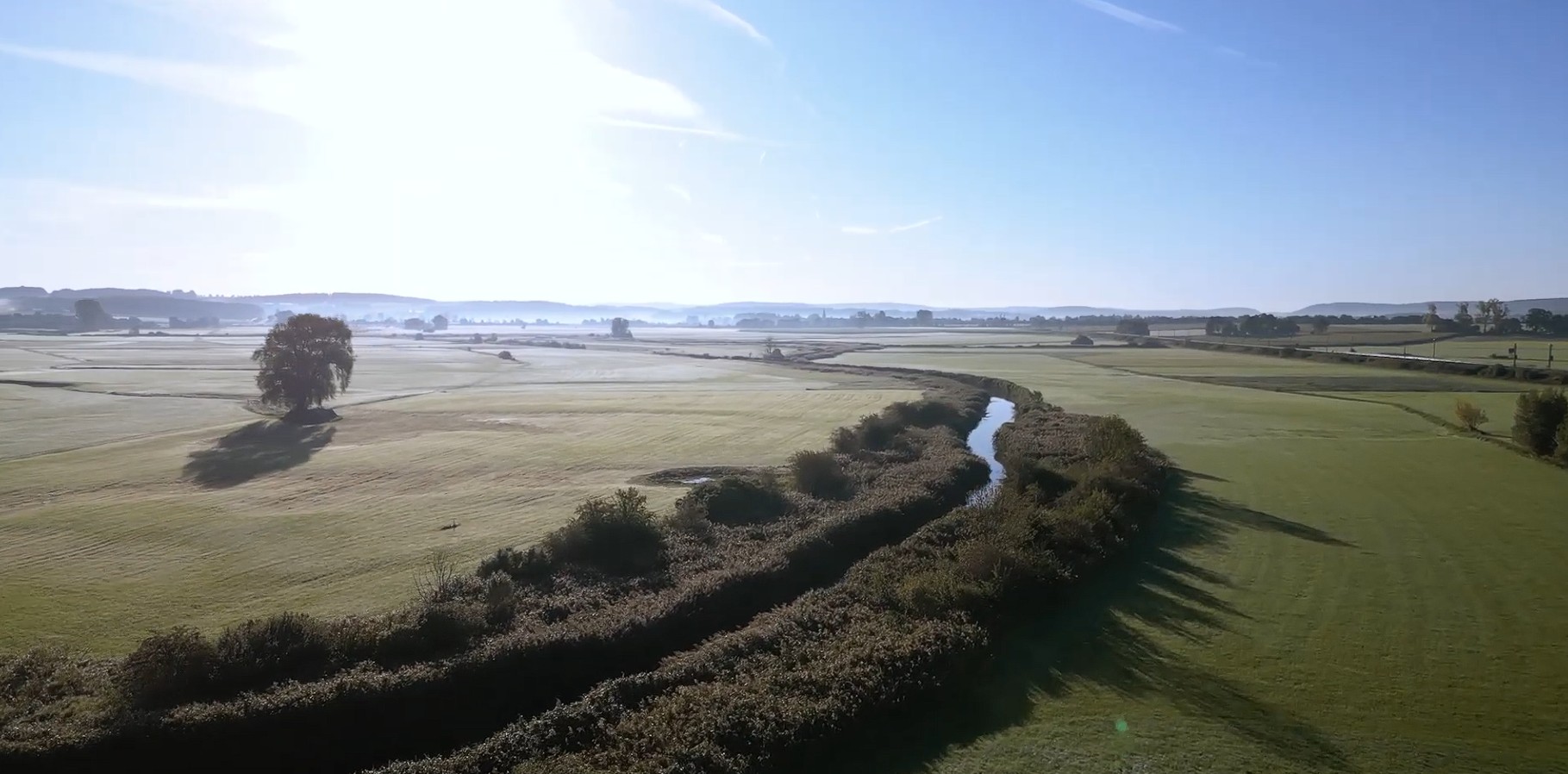 Natur im Panorama mit einem Fluss der sich durch die Landschaft zieht
